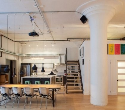 luxe-grande-espace-table-bois-chaises-escaliers-cuisine-colonne