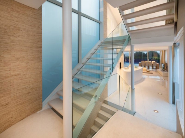 maison de luxe escaliers colonne garde corps lampe halogène