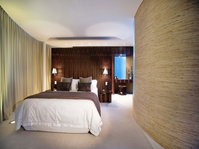 maison de moderne luxe lit king size lambris mural bois rideaux beige