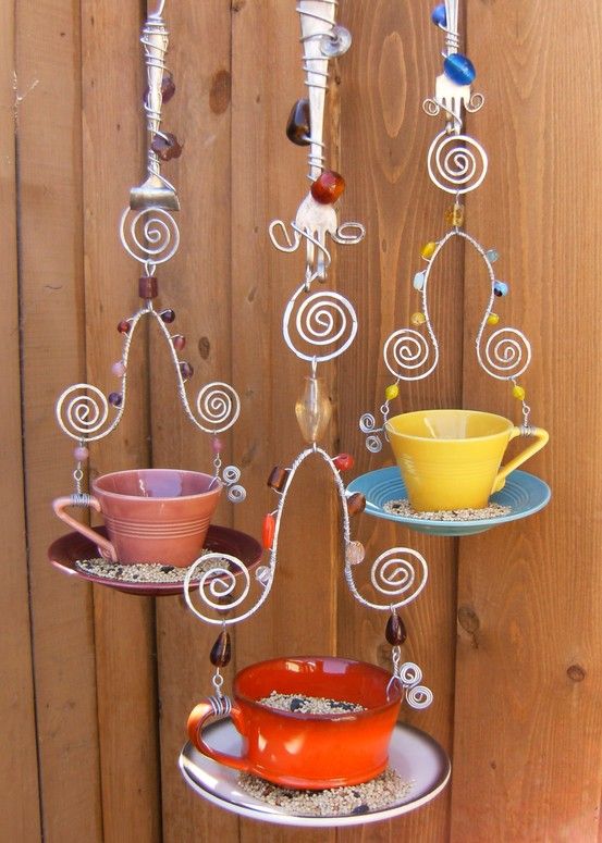 mangeoire oiseaux fourchettes tasses café colorées