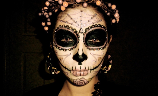 maquillage d`Halloween couleur-noire-boules-déco-cheveux