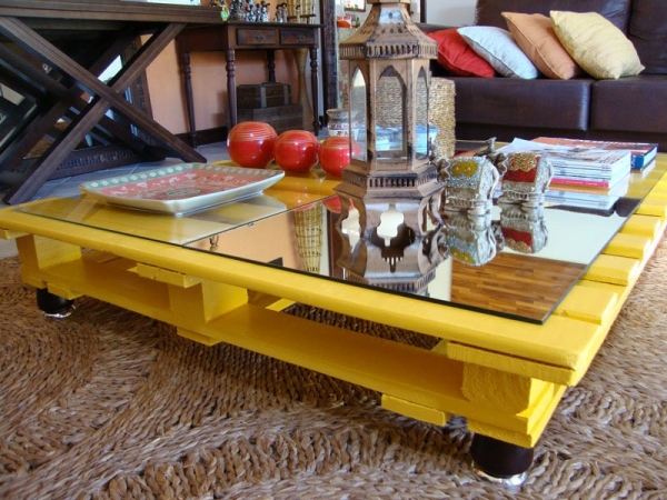 meuble en palette en bois table basse jaune