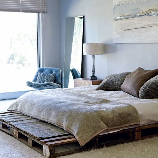 meuble en palettes de bois large lit pour salle à coucher
