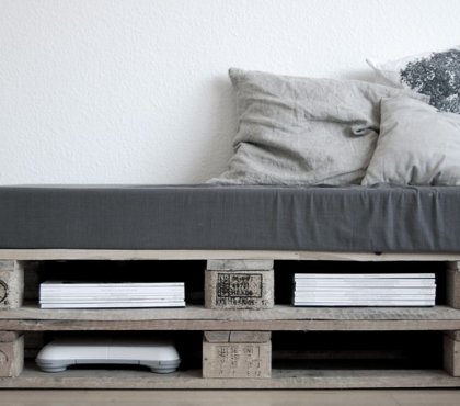 meubles en palettes de bois -banc-matelas-gris-coussins