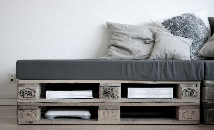 meubles en palettes de bois -banc-matelas-gris-coussins
