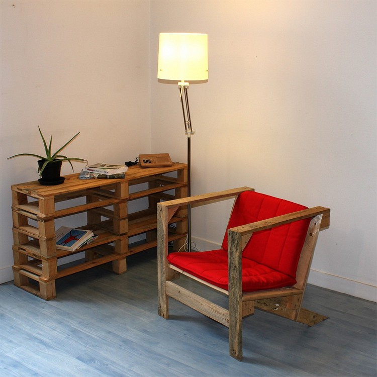 meubles en palettes de bois -fauteuil-galettes-rouges