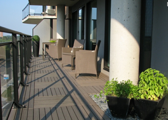 meubles-en-rotin-balcon-revetement-de-sol-en-bois