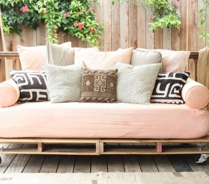 meubles-palettes-bois-canapé-roulettes-rose-pastel-terrasse-jardin