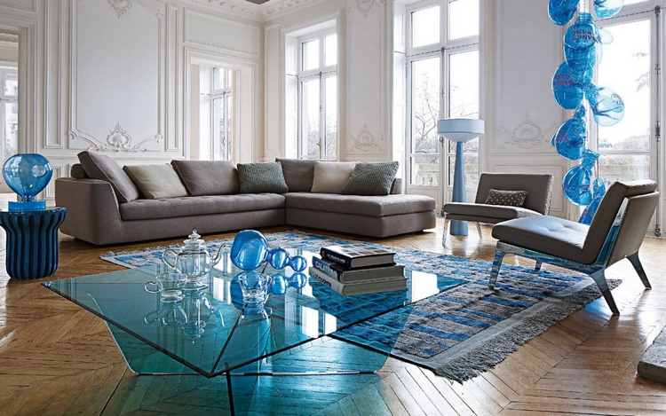 meubles-salon-design-Roche-Bobois-canapé-angle-taupe-accents-bleus