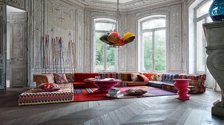 meubles-salon-design-bohème-couleurs-saturées-Roche-Bobois