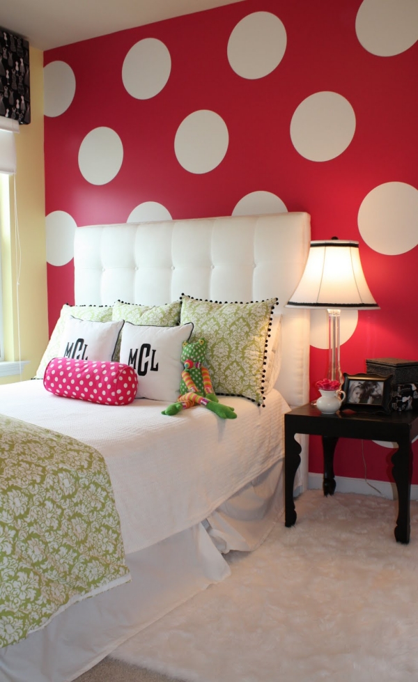 mur-a-pois-rouge-blanc-chambre-fille