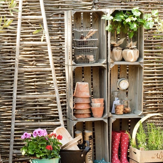 mur-bois-tressé-jardin-pots-fleurs-terre-cuite