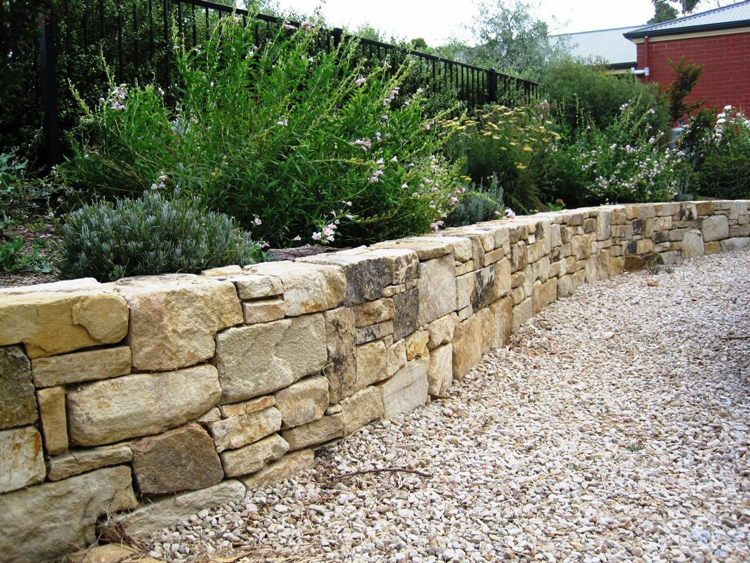 mur de jardin -soutènement-pierre-naturelle
