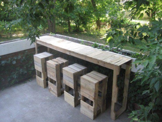 palette-en-bois-table-chaises-jardin-bar
