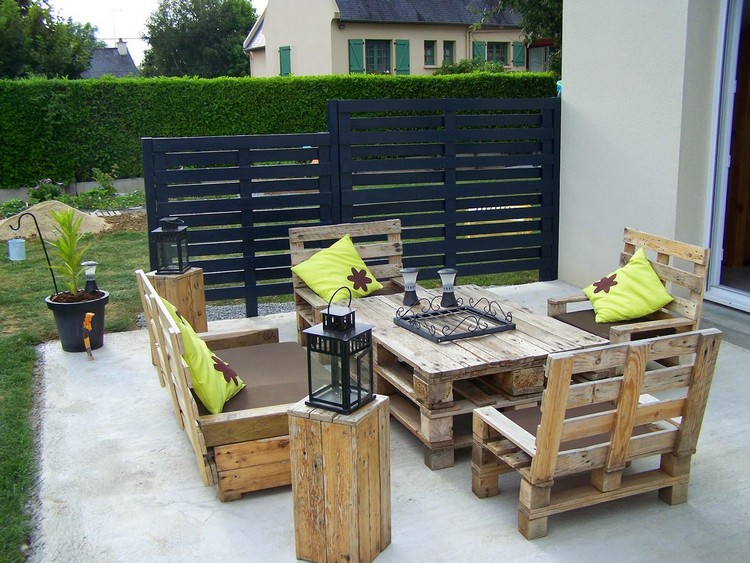 palettes-bois-massif-meubles-jardin-canapé-droit-table-basse-fauteuils-brise-vue