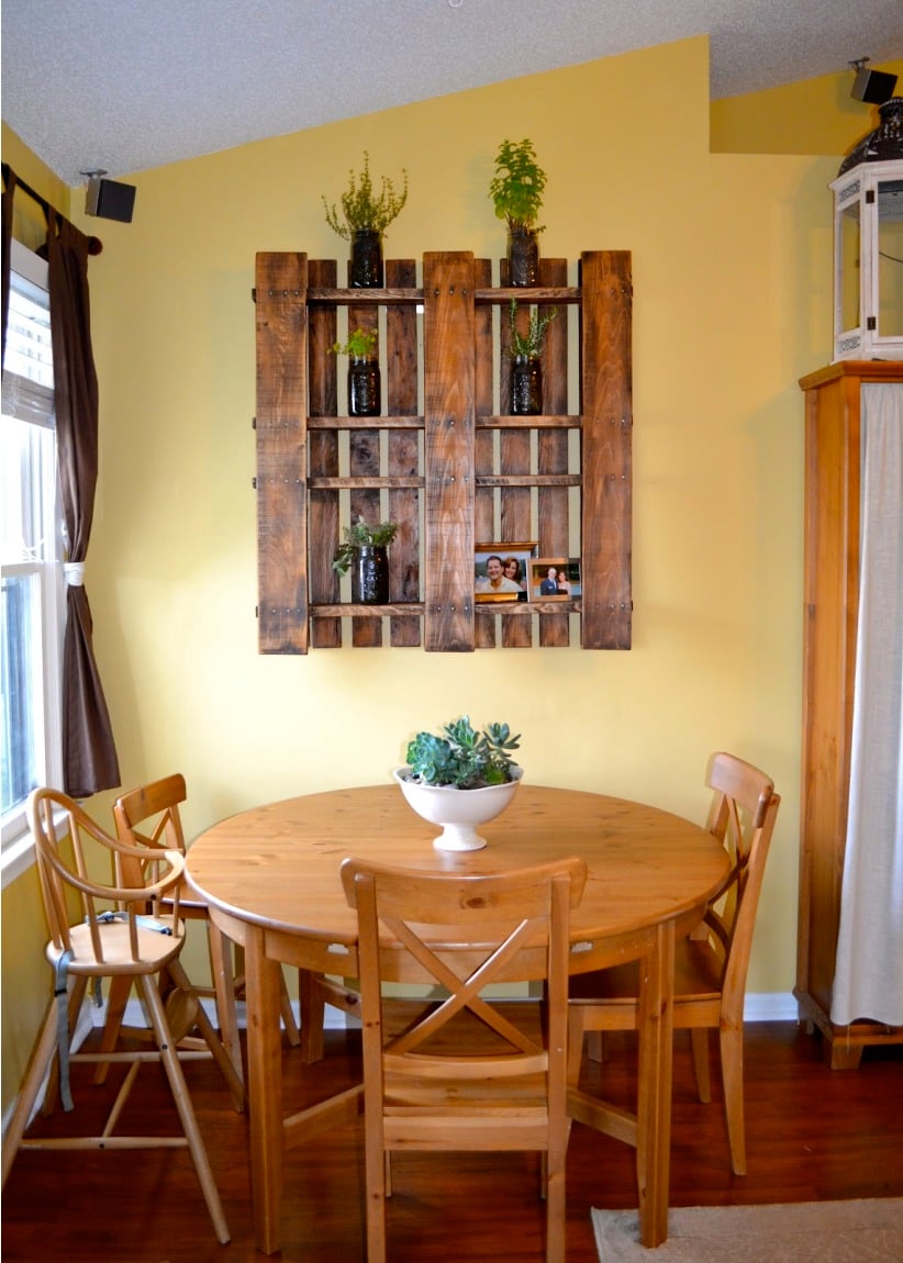 palettes-bois-rangement-mural-étagère-table-bois-massif-chaises