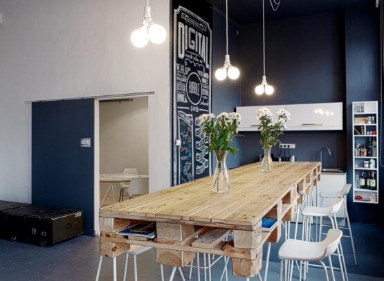 palettes-bois-table-rectangulaire-tabourets-hauts-peinture-grise-suspensions-ampoules