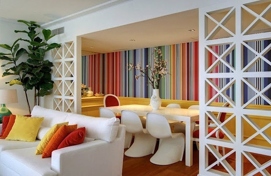papier-peint-multicolores-rayures-coussins-bariolés