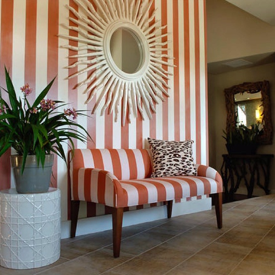 papier-peint-rayures-orange-blanc-canapé-motifs papier peint à rayures