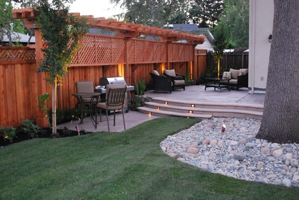 patio-moderne-clôture-jardin-bois-pergola