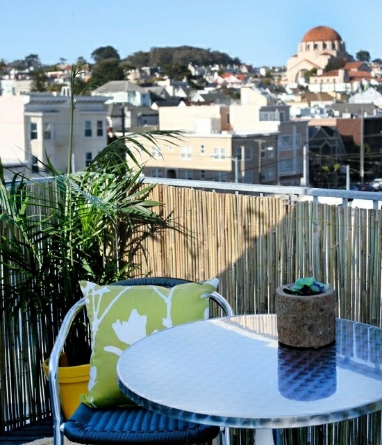 petit-balcon-balustrade-bambou-palmier-meubles-métal-verre