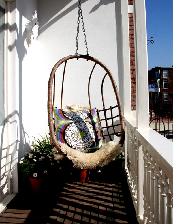 petit-balcon-chaise-pendante-design-coussin