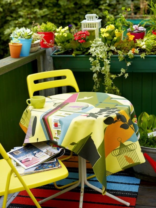 petit-balcon-chaises-plastique-jaunes-nappe-décorative aménager un petit balcon