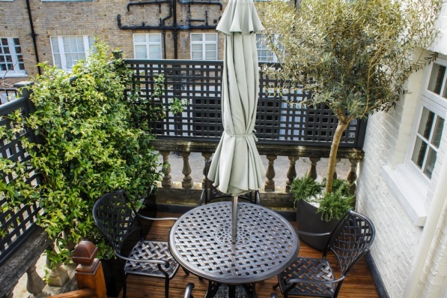 petit-balcon-chaises-table-parasol-arbre-plantes