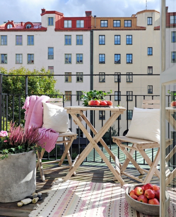 aménager un petit balcon petit-balcon-meubles-extérieur-fleurs-tapis-coussins