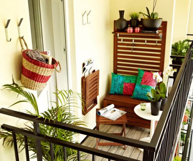petit-balcon-meubles-pliants-bois-naturel
