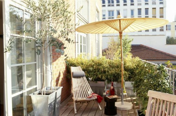 petit-balcon-plantes-parasol-chaises-bois aménager un petit balcon 