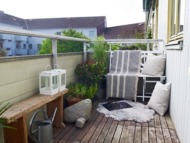 petit-balcon-style-scandinave-blanc-banc-bois