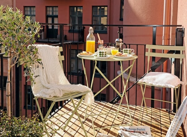 petit-balcon-table-chaises-bois-plantes aménager un petit balcon 