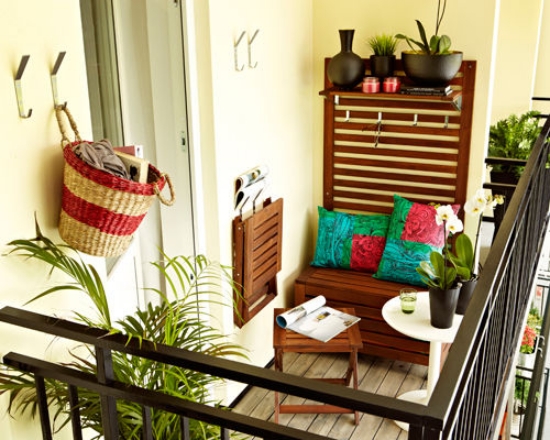  idées de décoration de balcon petit-banc-bois-marron-chaises-plantes-balcon