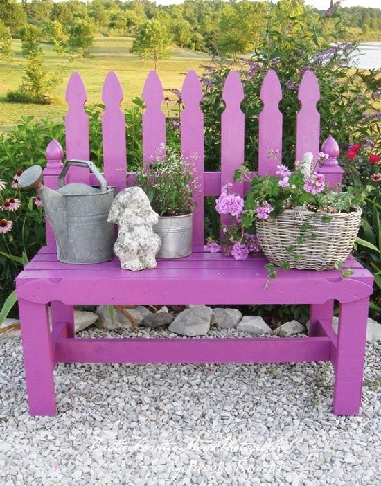 petit-banc-pourpre-décoratif-arrosoir-pot-fleurs