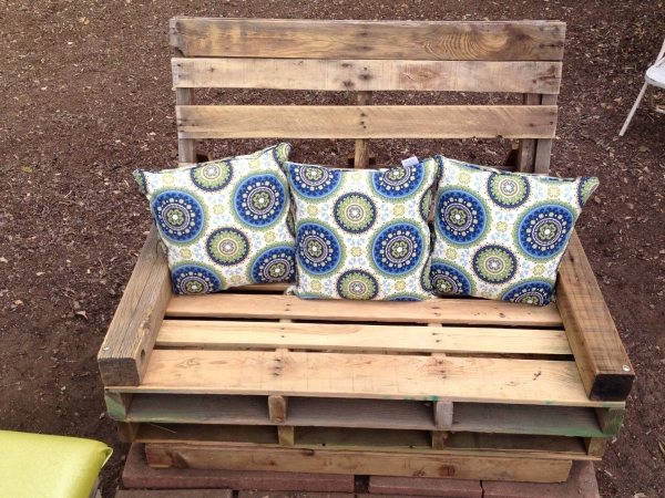 petit-fauteuil-palette-bois-coussins-bariolés