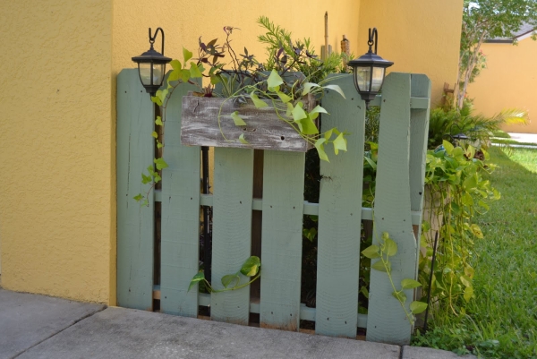 petite-clôture-bois-décorative-grise-jardin