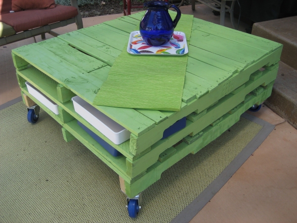 petite table meubles en palettes café verte roulettes bleues broc