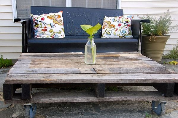 petite-table-café-palette-roulettes-décorative