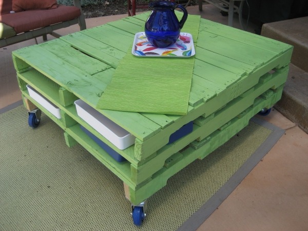 petite-table-café-verte-roulettes-bleues-broc
