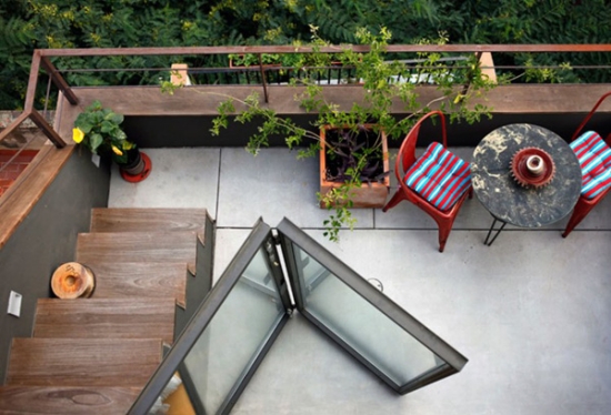 petite-table-chaises-métal-coussins-bariolés-balcon