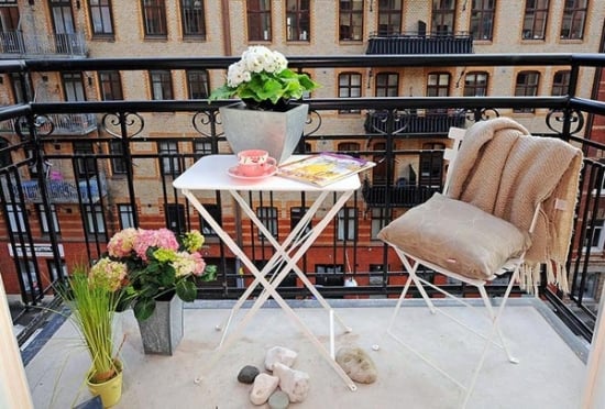 petite-table-décorative-chaise-métal-blanches-balcon