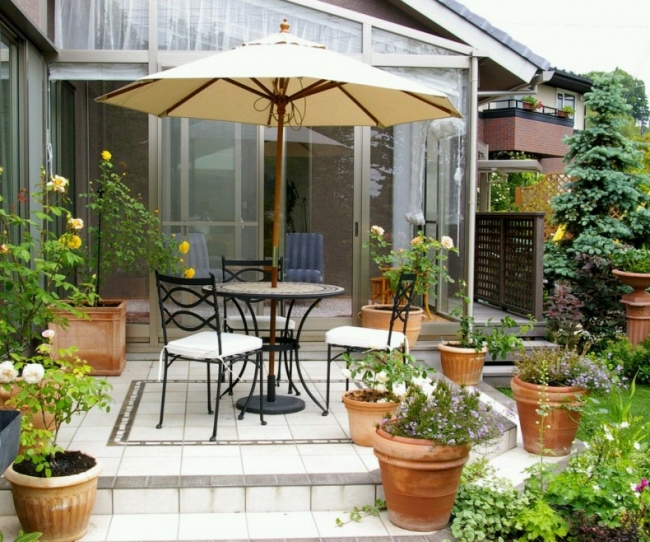 petite-terrasse-parasol-mobilier-fer-pots-plantes-fleurs