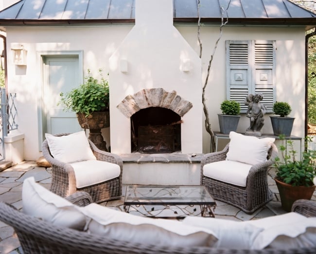 petite-terrasse-sympa-meubles-résine-tresée-gris-blanc-cheminée-extérieure