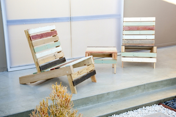 petites chaises palettes bois multicolores