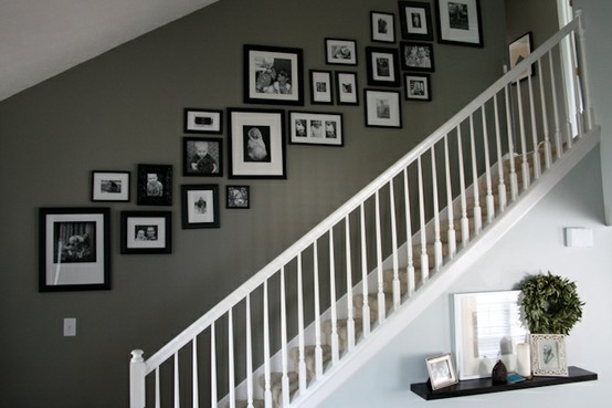 photos-cadres-mur-escalier-blanc