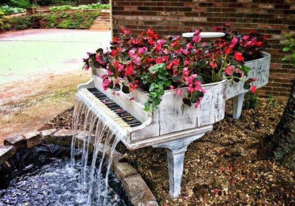 piano ancien blanc fontaine fleurs lac décoration de jardin