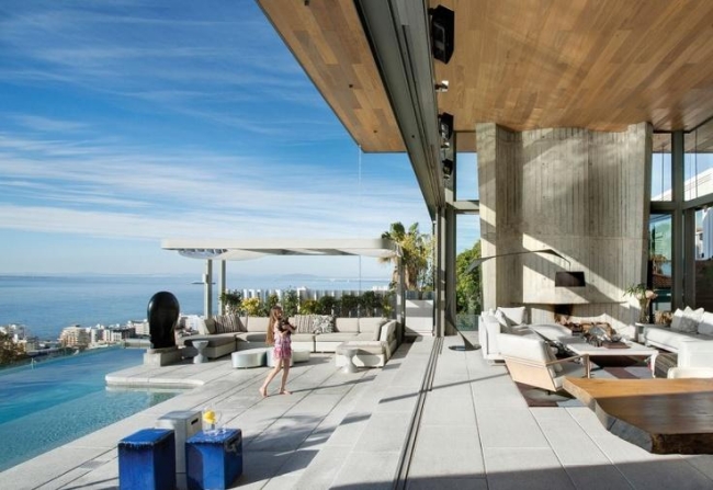 piscine-débordement-extérieure-terrasse-blanche-auvent-
