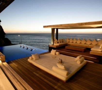 piscine-débordement-mobilier-lounge-plancher-bois-massif-design-unique