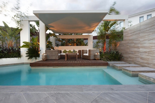 piscine-extérieure-auvent-terrasse-bois-mobilier-résine-tressée